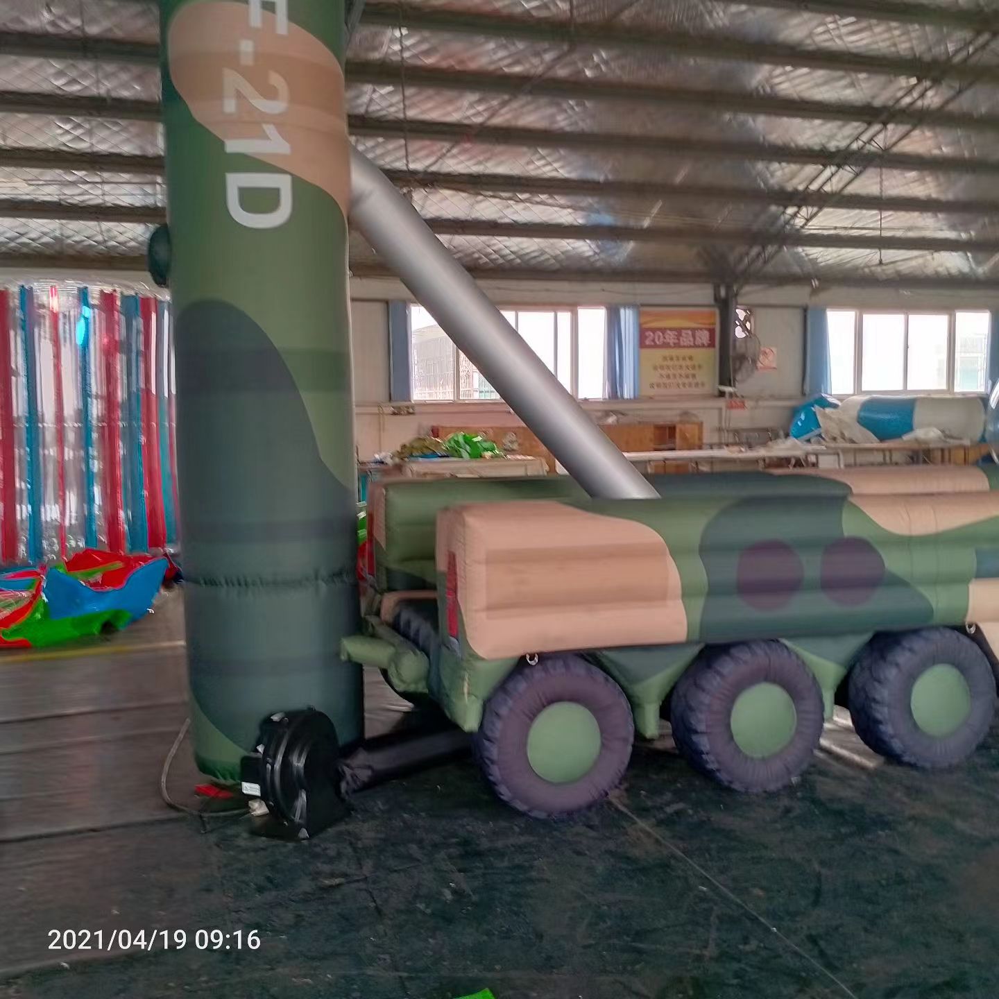 中沙军事演习中的充气目标车辆：模拟发射车雷达车坦克飞机
